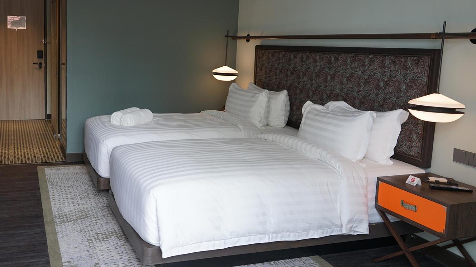 The George Penang By The Crest Collection Hotel Джордж Таун Екстериор снимка Beds with white sheets