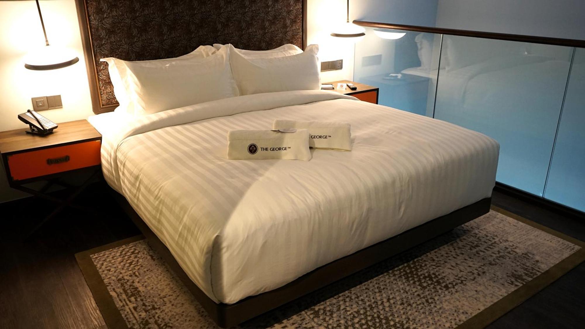The George Penang By The Crest Collection Hotel Джордж Таун Екстериор снимка A bed in a hotel room