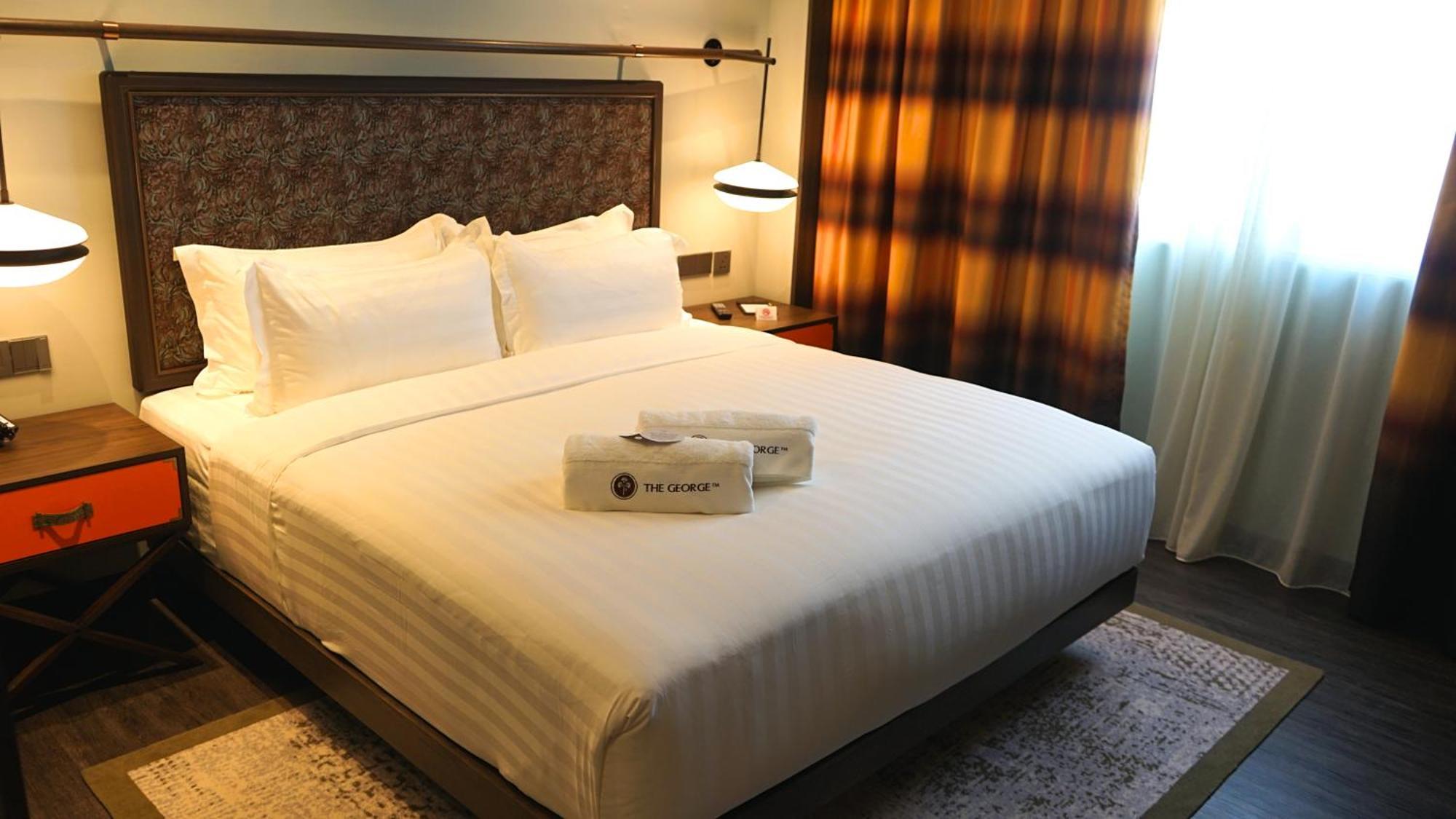 The George Penang By The Crest Collection Hotel Джордж Таун Екстериор снимка A bed in a hotel room
