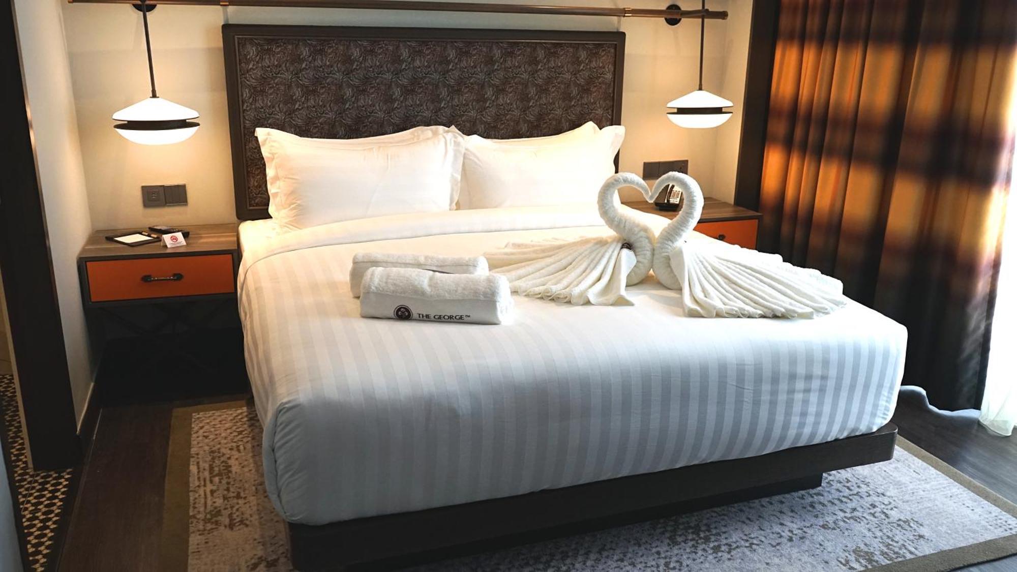 The George Penang By The Crest Collection Hotel Джордж Таун Екстериор снимка A bed with a swan shaped towel