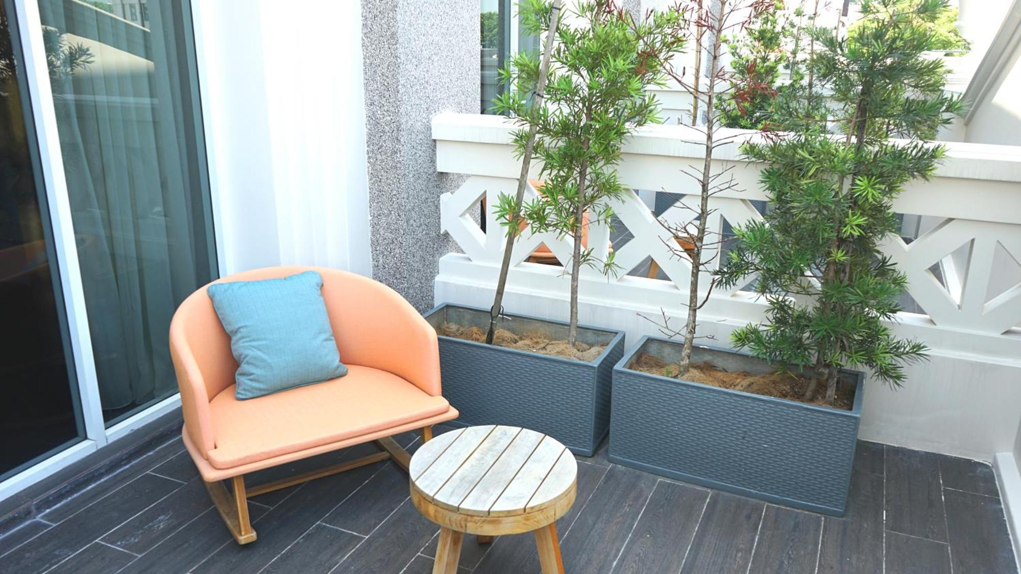 The George Penang By The Crest Collection Hotel Джордж Таун Екстериор снимка A balcony in a hotel