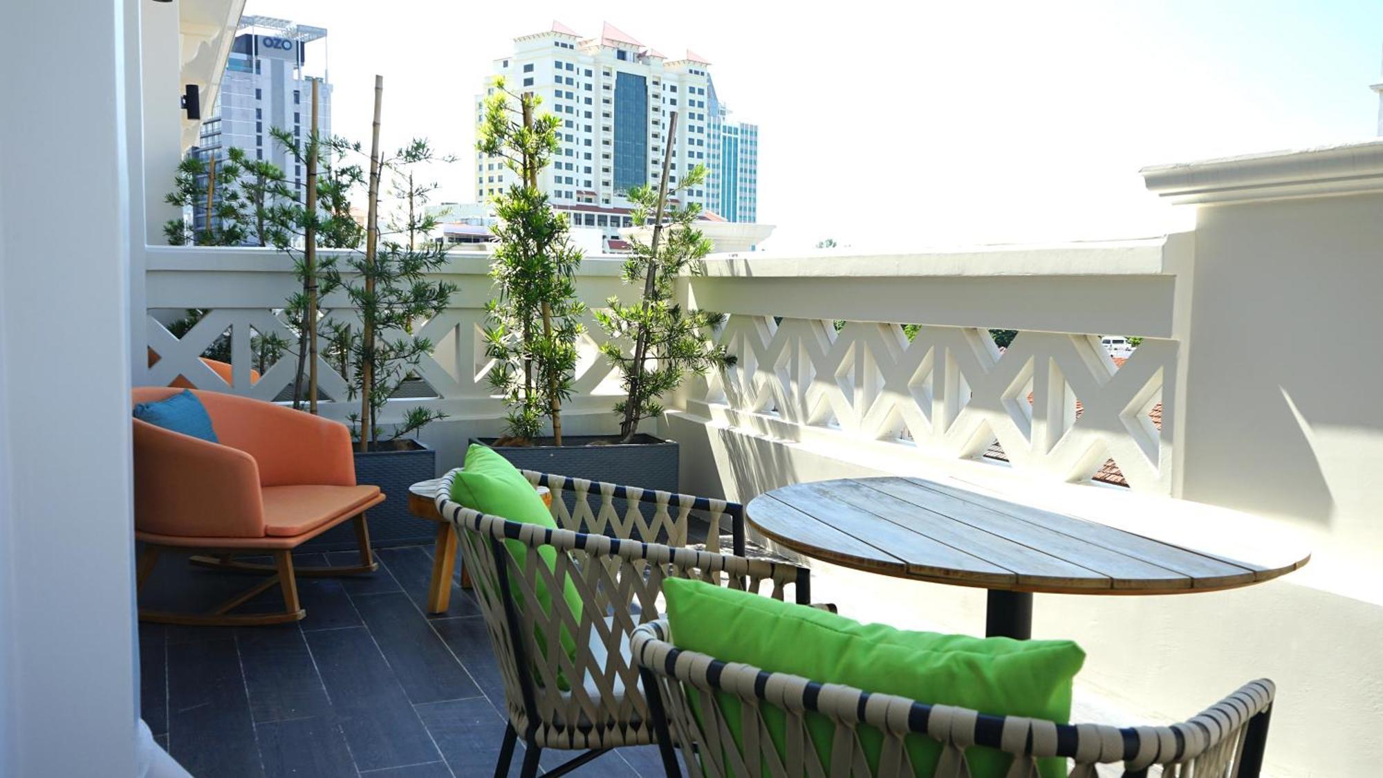The George Penang By The Crest Collection Hotel Джордж Таун Екстериор снимка A balcony in Bangkok, Thailand