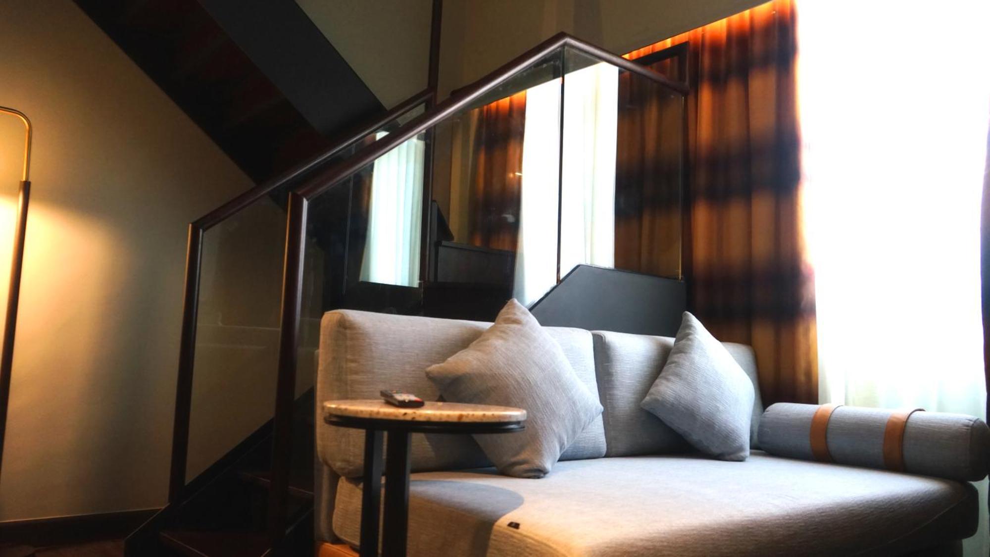 The George Penang By The Crest Collection Hotel Джордж Таун Екстериор снимка A sofa in a hotel room