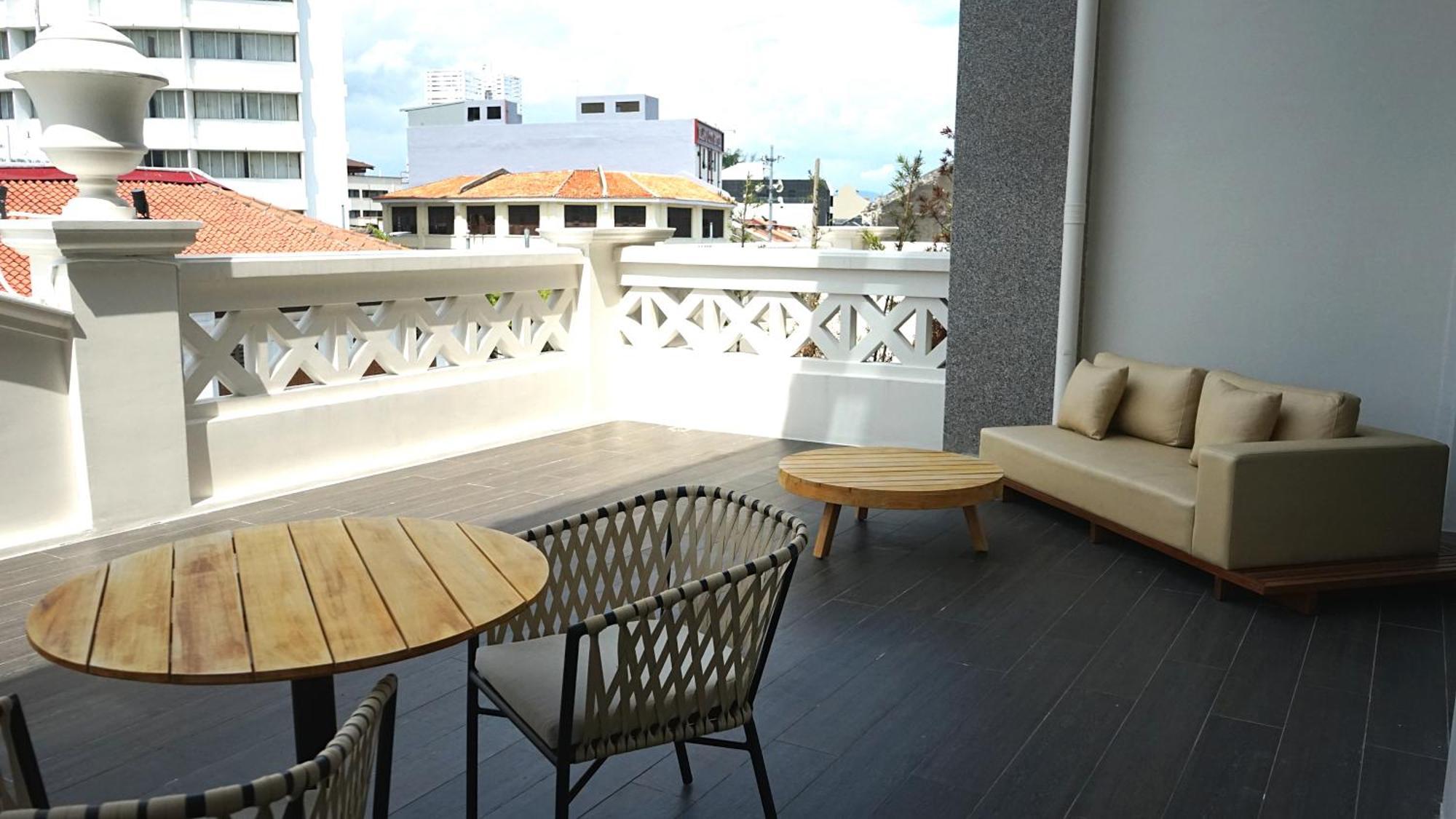 The George Penang By The Crest Collection Hotel Джордж Таун Екстериор снимка A balcony