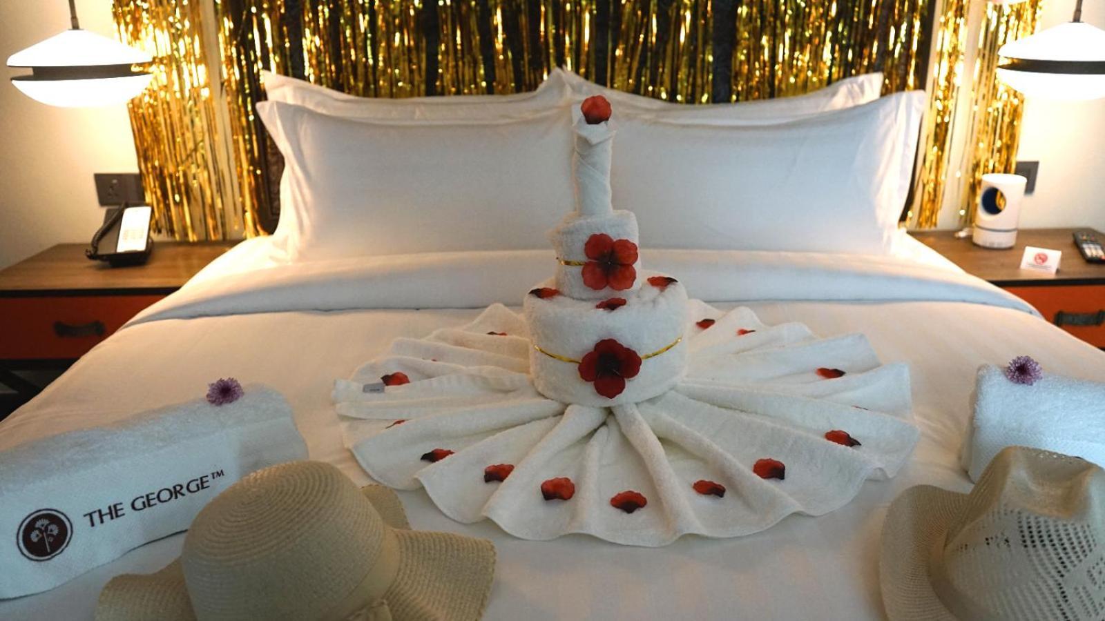 The George Penang By The Crest Collection Hotel Джордж Таун Екстериор снимка A towel swan