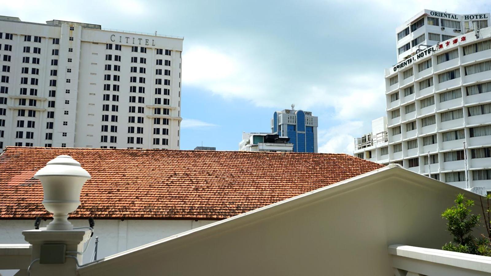 The George Penang By The Crest Collection Hotel Джордж Таун Екстериор снимка The hotel in 2011