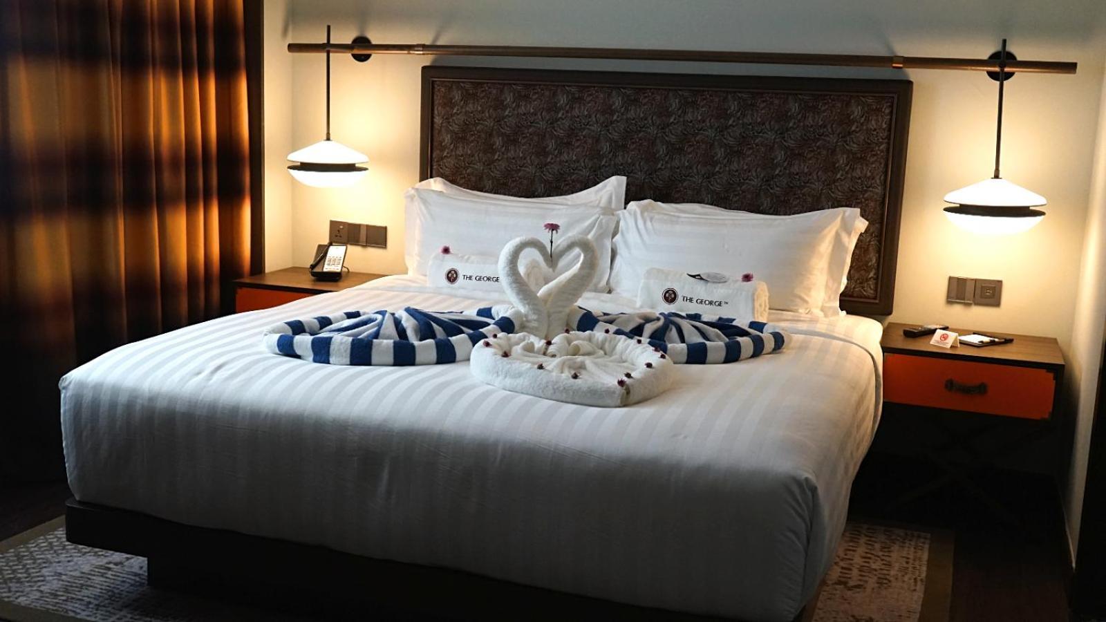 The George Penang By The Crest Collection Hotel Джордж Таун Екстериор снимка A bed with a towel swan
