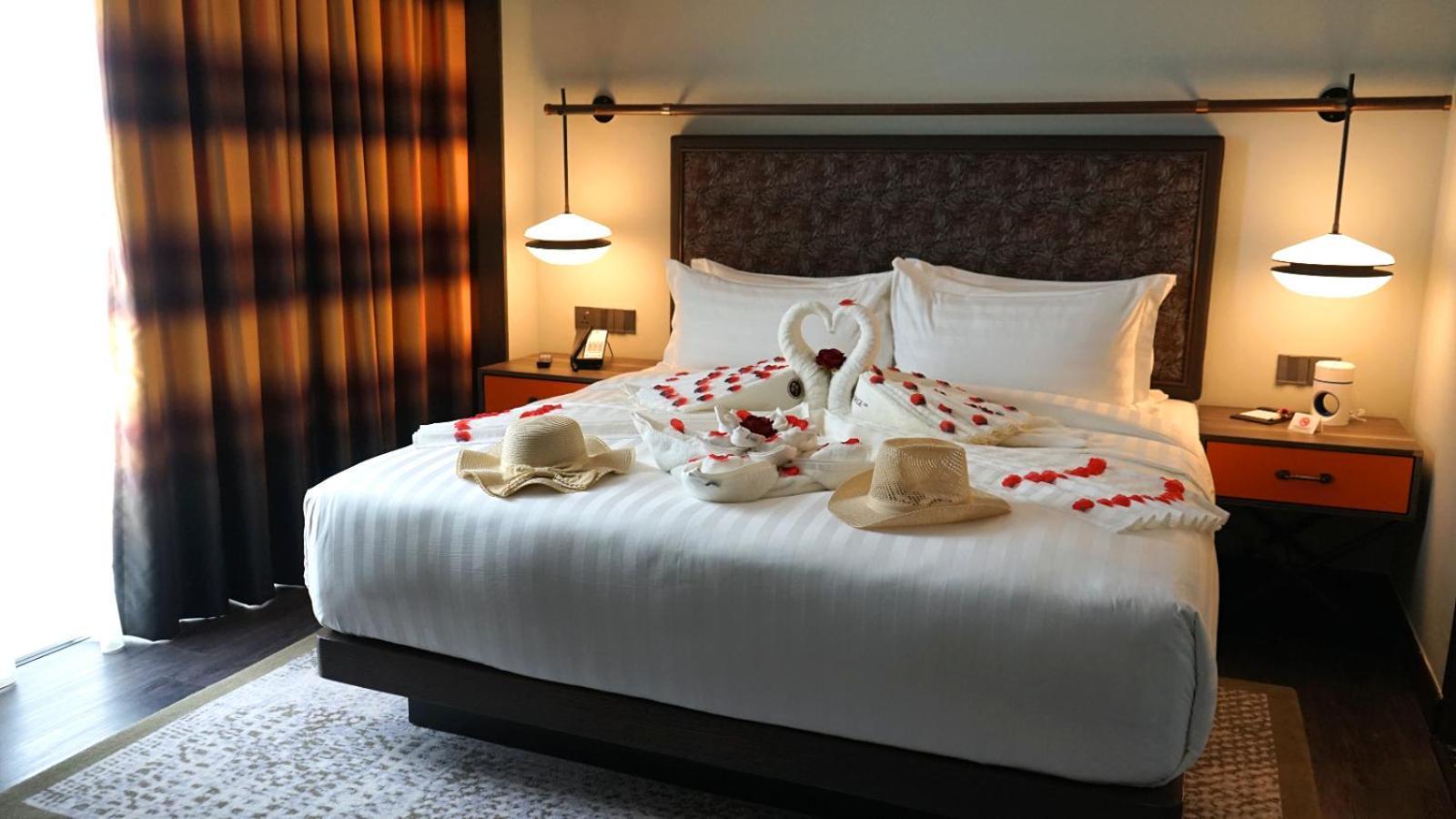 The George Penang By The Crest Collection Hotel Джордж Таун Екстериор снимка A bed with a swan shaped towel